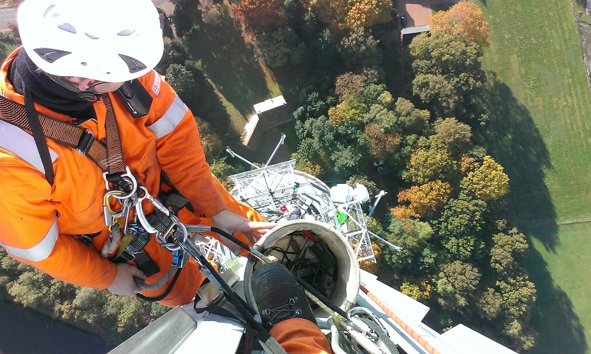 Monteur van Broadcast Innovations aan het werk op grote hoogte